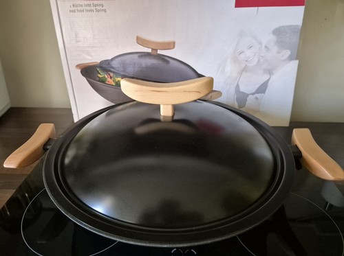 Premium gusseisen wok von - premium,
