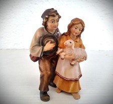 Kindergruppe mit Schaf im Arm