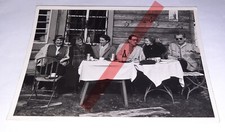 Frauen + Männer vor Hütte Coca Cola Reklame Espresso Kanne Hofbräu Flasche Foto 