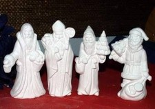 S-2161 - Santas im 4er-​Set - Schrühware - Keramik-Rohling - bis 10 cm hoch