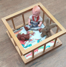 Toller Puppen- Laufstall für Puppenstube mit Edi Püppchen  7 cm,  30er Jahre