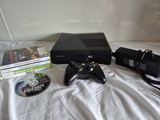 Xbox 360 Slim mit Spielen, Controller und Netzteil.