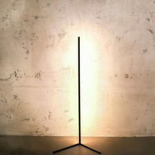 Minimal Lamp - Sparsame LED Stehlampe dimmbar - Design Ecklampe in schwarz und