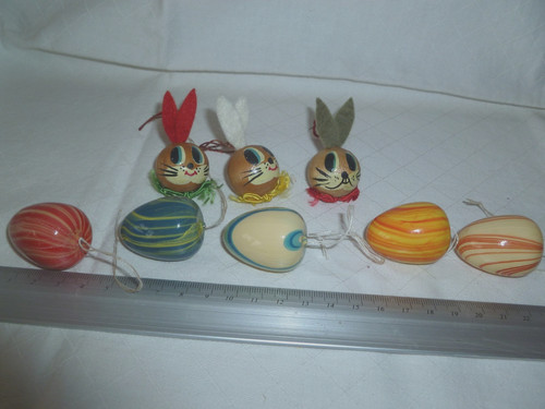 Osterhasenköpfe und ostereier - und,