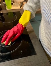 Gummihandschuhe getragen, dickes Gummi, beim Putzen getragen