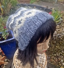 Mützen im Norwegermuster aus