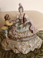 Alt!  Porzellan Figur Adelige Dame mit einem Diener 24 cm x 27 cm