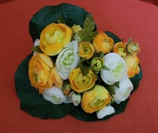 Kunstblumenstrauß m. Ranunkeln gelb/weiß Ø ca. 20cm liegend o. f. d. Vase