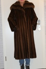 Geschorener nerzmantel mit - geschorener,