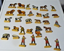 180NV - 30 kleine Spielfiguren - Holz + Pappe - u.a. Pferde - Löwen - Zeppeline