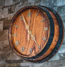 Wanduhr aus Holz aus einem