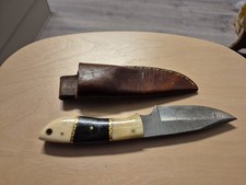 Jagdmesser mit Damastklinge und Horngriff