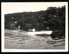 Fotografie Motorboot mit Wasserski auf der Lahn 1932 