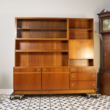 Eine McIntosh Wohnwand Vitrine