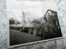 Foto ~ Arbeiter neben LKW