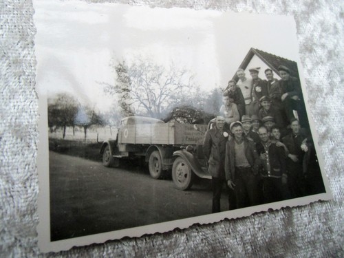 Foto arbeiter neben lkw - arbeiter,