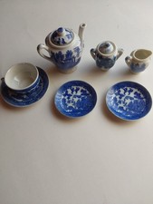 Konvolut Puppenstubenzubehör Kaffeegeschirr Porzellan Kaffeekanne Tasse Teller