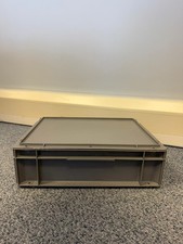 2 gebrauchte graue Kunststoff