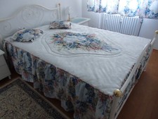 Tagesdecke Bettüberwurf mit Kissen und Gardinen