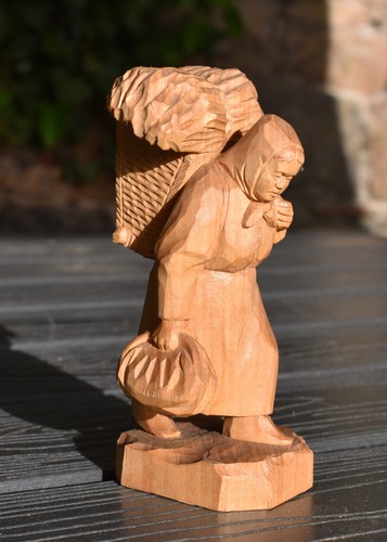 Handgeschnitzte figur frau mit - handgeschnitzte,