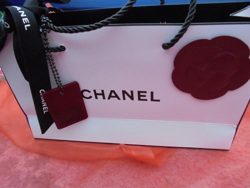 Chanel camelie red - red, on