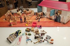 Schleich... Pferdestall mit Koppel und 11 Pferden + Figuren und viel Zubehör