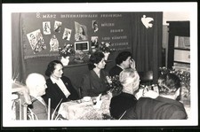 Fotografie DDR 8. Internationaler Frauentag, Frauen sitzen beim Kaffeekranz 