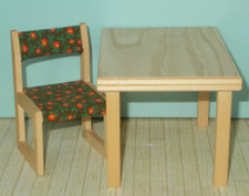 Bodo Hennig Tisch & Stuhl Helles Holz Grün Gem. Polster MINIATUR Küchenmöbel