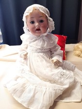 alte Porzellankopfpuppe mit Schlafaugen