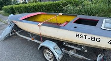 Kleines Motorboot ohne Motor