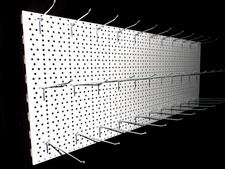 Lochwand 1x weiss 100x40cm + Haken 11x20cm + 11x16cm + 11x10cm Süssigkeiten