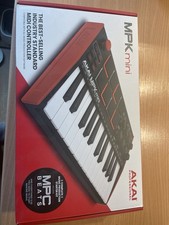 Akai Professional MPK Mini MIDI-Keyboard - Schwarz/Rot, 45x5,2x18cm