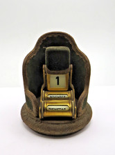 25209/ Vintage Tischkalender ewiger Kalender Ablage  Messing + Brokatstoff