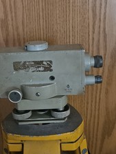 Nivelliergerät mit Stativ und Teleskop-Messlatte