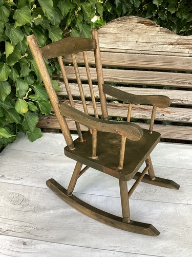 Ein schaukelstuhl aus holz - ein,