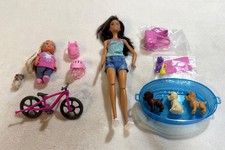 Barbie GDJ37 Hundebad 3 Welpen + Kind mit Kinderrad & Zubehör