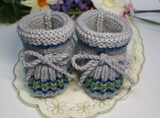 Babyschuhe gestrickt Krabbelschuhe Stricksocken Junge grau Geburt Geschenk Baby