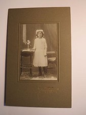 Velbert - stehendes Mädchen