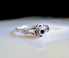 Ring Silber 925  schwarzer Onyx anmutig fein verspielt vintage 18 mm