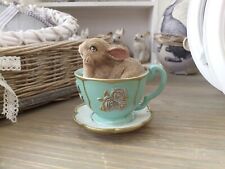 CLAYRE & EEF B-Ware Deko Tier Figur HASE IN TASSE 8x7cm grün Polyresin Shabby