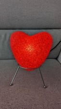 Rote Herz Lampe LED auf Metall Dreibein 1,4W Designer Look Kunst