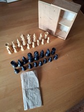 Schachfiguren aus Holz in