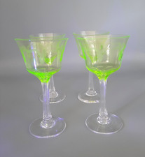 4 Weingläser um 1900 grüne Uranglas-Kelche mit transparentem Fuß