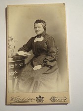 Gotha - sitzende alte Frau im