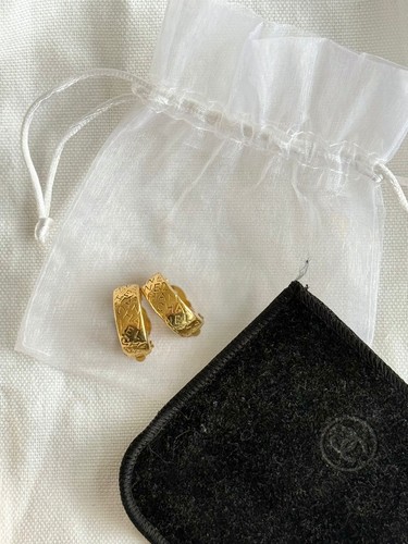 Chanel logo clip on - chanel, clip-on