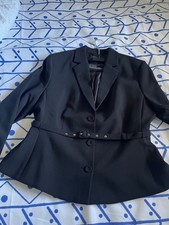 TAILLIERTER SCHWARZER BLAZER