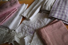 Konvolut alte Stoffe verschiedene Spitze Baumwolle Leinen Kissen Decken antik