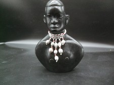 Frauenbüste mit Kette