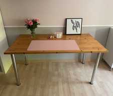 Großer IKEA-Holz-Schreibtisch mit massiver Platte und silbernen Metallbeinen