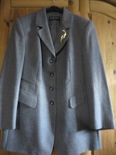  Damen Hosenanzug ,grau mit feinen Streifen , mit Gürtel und Brosche , Gr. 21